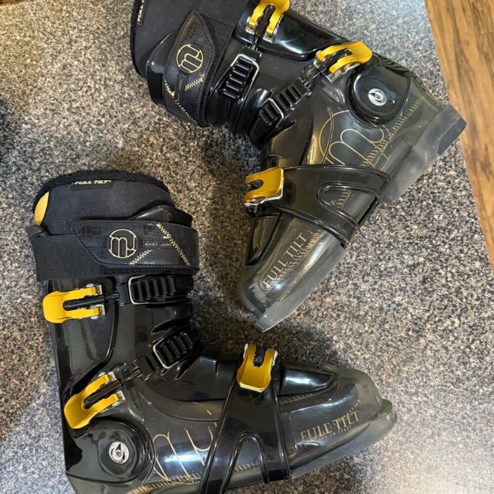 Full Tilt Mary Jane Ski Boots Womens Size 9 / Size 26.5